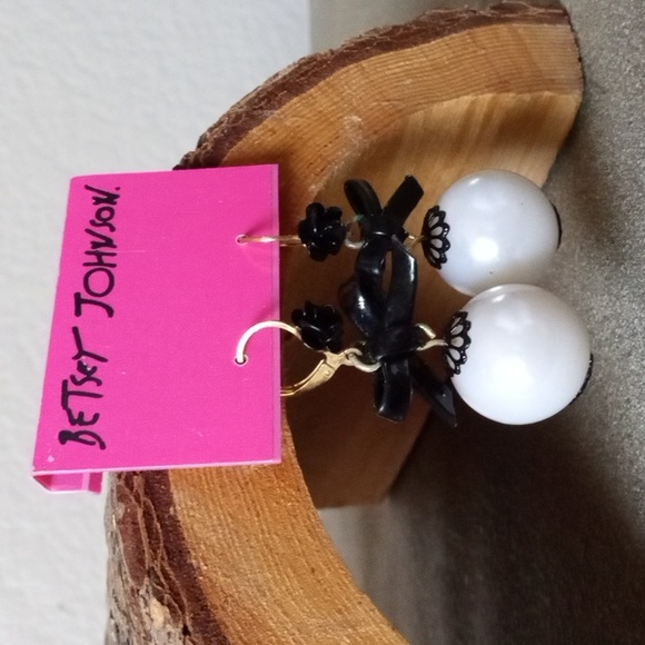 New Vintage! BETSEY JOHNSON First Date Black Rose & Pearl Leverback Earrings. - Picture 4 of 7